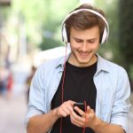 مطالعه جدید: گوش دادن به موسیقی در هنگام پیاده روی میتواند به بهبود در انجام این کار کمک کند