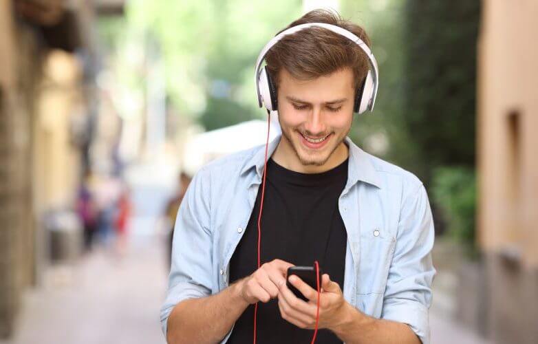 مطالعه جدید: گوش دادن به موسیقی در هنگام پیاده روی میتواند به بهبود در انجام این کار کمک کند
